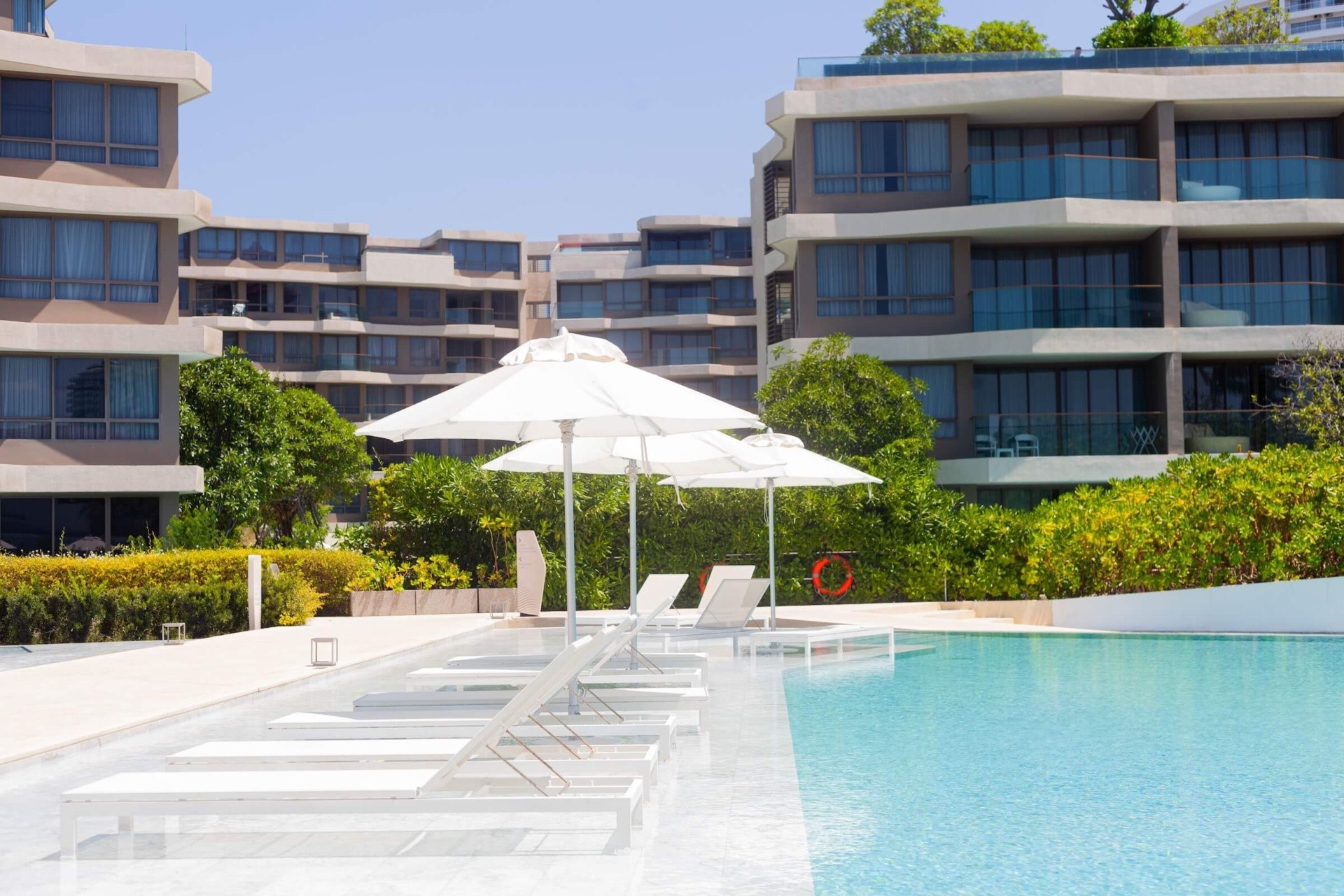 leżaki przy basenie w hotelu